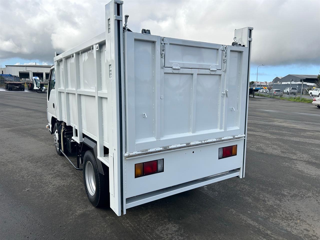 2017 Isuzu Elf Tipper Taillift